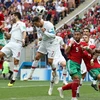 Pha đánh đầu của cầu thủ Bồ Đào Nha Cristiano Ronaldo (giữa) trong trận đấu gặp tuyển Maroc ở lượt trận thứ 2 bảng B VCK World Cup 2018 trên sân Luzhniki ở Moskva, Nga ngày 20/6. (Nguồn: THX/TTXVN)