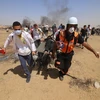 Chuyển người Palestine bị thương trong xung đột dữ dội giữa binh sỹ Israel và người biểu tình Palestine tại Khan Younis, khu vực biên giới giữa Dải Gaza với Israel ngày 8/6. (Nguồn: THX/ TTXVN)