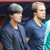 HLV Joachim Loew (trái) trước trận đấu giữa tuyển Đức và Mexico tại Mosva, Nga ngày 17/6. (Ảnh: THX/TTXVN)