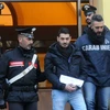 Cảnh sát bắt giữ một đối tượng bị tình nghi thuộc băng nhóm tội phạm ở Palermo, Italy. (Ảnh: AFP/TTXVN)