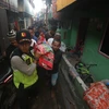 Chuyển thi thể nạn nhân thiệt mạng trong một vụ chìm thuyền ở Sulawesi, Indonesia ngày 13/6. (Nguồn: THX/TTXVN)