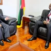 Thủ tướng Mozambique Carlos Agostinho do Rosario tiếp thân mật Đại sứ Lê Huy Hoàng. (Ảnh: Lê Đình Lượng/Vietnam+)