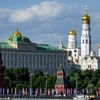 Cây cầu được trang trí với cờ World Cup ở thủ đô Moskva, Nga ngày 30/5. (Nguồn: AFP/TTXVN)