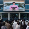 Người dân Triều Tiên xem tin tức trên truyền hình tại một địa điểm công cộng. (Nguồn: news.sky.com)