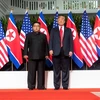 Tổng thống Mỹ Donald Trump (phải) và nhà lãnh đạo Triều Tiên Kim Jong-un tại cuộc gặp thượng đỉnh Mỹ- Triều ở Singapore ngày 12/6. (Nguồn: YONHAP/TTXVN)