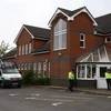 Cảnh sát gác bên ngoài ngôi nhà tại Amesbury ngày 4/7, nơi hai nạn nhân được phát hiện trong tình trạng bất tỉnh do nhiễm chất độc thần kinh Novichok. (Ảnh: AFP/TTXVN)