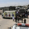 Các lái xe tải Palestine đợi để qua khu vực cửa khẩu Kerem Shalom ngày 22/3. (Nguồn: AFP/TTXVN)