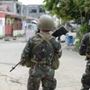 Binh sỹ Philippines tuần tra tại Marawi , đảo Mindanao, miền nam Philippines.(Nguồn: AFP/TTXVN)