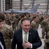 Ngoại trưởng Mỹ Mike Pompeo (giữa) trong cuộc gặp các binh sĩ Mỹ tại căn cứ không quân Bagram, Afghanistan ngày 9/7. (Ảnh: AFP/TTXVN)