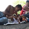 Gia đình trẻ em di cư tại thị trấn Tapachula thuộc biên giới phía tây Mexico và Guatemala ngày 11/4. (Nguồn: EPA/TTXVN)