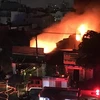 [Video] Xưởng vải sợi giữa khu dân cư bốc cháy ngùn ngụt 