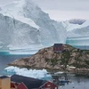 Một tảng băng trôi khổng lồ được nhìn thấy đằng sau khu định cư trên đảo Innaarsuit, Greenland ngày 12/7. (Nguồn: Reuters)