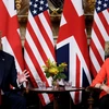 Thủ tướng Anh Theresa May (phải) trong cuộc hội đàm với Tổng thống Mỹ Donald Trump ở Ellesborough, phía tây bắc London ngày 13/7. (Nguồn: AFP/TTXVN)