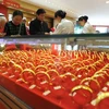 Khách hàng chọn mua đồ trang sức bằng vàng tại một cửa hàng tỉnh Giang Tô (Trung Quốc). (Nguồn: AFP/TTXVN)