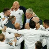 HLV Didier Deschamps (phải) mừng chiến thắng của đội tuyển Pháp sau trận bán kết World Cup 2018 giữa Pháp và Bỉ tại Saint Petersburg, Nga ngày 10/7. (Ảnh: AFP/TTXVN)