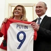 Tổng thống Kolinda Grabar-Kitarovic tặng áo thi đấu của đội tuyển Croatia cho Tổng thống Nga Vladimir Putin. (Nguồn: AP)