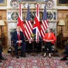 Thủ tướng Anh Theresa May (thứ 2, phải) trong cuộc hội đàm với Tổng thống Mỹ Donald Trump (thứ 2, trái) tại Aylesbury, Anh ngày 13/7. (Nguồn: EPA/TTXVN)