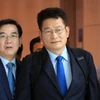  Ông Song Young-gil (phải), Chủ tịch Ủy ban hợp tác kinh tế miền Bắc thuộc Phủ tổng thống Hàn Quốc, dẫn đầu phái đoàn công tác chuẩn bị rời sân bay Incheon để tới khu vực kinh tế đặc biệt Rason ngày 12/7. (Ảnh: Yonhap/TTXVN)