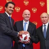 Quốc vương Qatar Tamim bin Hamad al-Thani, Chủ tịch FIFA Gianni Infantino và Tổng thống Nga Vladimir Putin tại buổi lễ trao quyền đăng cai Vòng chung kết World Cup 2022 cho Qatar, ở Moskva (Nga) ngày 15/7. (Ảnh: AFP/TTXVN)