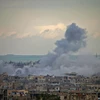 Khói bốc lên sau vụ không kích nhằm vào các mục tiêu của quân nổi dậy tại thành phố Daraa ngày 23/3. (Nguồn: AFP/TTXVN)