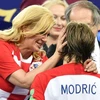 Tổng thống Croatia Kolinda Grabar-Kitarovic an ủi đội trưởng Luka Modric. (Nguồn: AP)