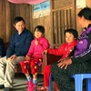 Vợ chồng ông Lê Văn Sơn ở xã Lương Sơn, huyện Yên Lập (Phú Thọ) phải nuôi các cháu vì con dâu xuất cảnh trái phép sang Trung Quốc làm thuê nhưng bị bắt. (Ảnh: Việt Hoàng/TTXVN)