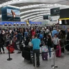 Hành khách chờ đợi tại sân bay Heathrow ở thủ đô London, Anh. (Nguồn: AFP/TTXVN)