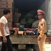Chiếc xe tải bị tạm giữ tại Trạm cảnh sát giao thông huyện Diễn Châu. (Ảnh: Nguyễn Oanh/TTXVN)