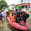 Người dân xóm Bến Vôi, thôn Cấn Hạ, xã Cấn Hữu được di chuyển bằng cano trong khi chờ nước rút. (Ảnh Mạnh Khánh/TTXVN)