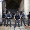 Cảnh sát Israel phong tỏa lối vào đền thờ Hồi giáo Al-Aqsa. (Nguồn: imemc.org)