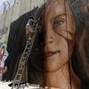 Bức tranh vẽ Ahed Tamimi trên bức tường ngăn cách của Israel tại thành phố Bethlehem của Bờ Tây, ngày 25/7. (Ảnh: EPA)