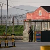 Binh sỹ Hàn Quốc gác tại một trạm gác ở gần khu vực phi quân sự (DMZ) chia tách 2 miền Triều Tiên tại Ganghwa ngày 24/5. (Ảnh: AFP/TTXVN)