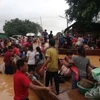  Người dân sơ tán khỏi khu vực ngập lụt sau sự cố vỡ đập thủy điện ở tỉnh Attapeu, Lào ngày 24/7. (Ảnh: KPL/TTXVN)