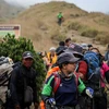  Những người mắc kẹt sơ tán xuống núi Rinjani ở Lombok, Indonesia sau khi được giải cứu ngày 30/7. (Ảnh: EPA-EFE/TTXVN)