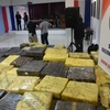 Cảnh sát Paraguay trưng bày số cần sa thu giữ trong các chiến dịch truy quét tội phạm ma túy ở Guayaibi. (Ảnh: AFP/TTXVN)