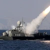 Tàu chiến Iran phóng tên lửa ở eo biển Hormuz. (Ảnh: AFP)