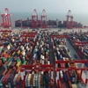 Hàng hóa được xếp tại cảng nước sâu Dương Sơn ở Thượng Hải, Trung Quốc ngày 25/7. (Ảnh: THX/TTXVN)