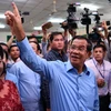 Thủ tướng Samdech Techo Hun Sen (giữa), Chủ tịch đảng Nhân dân Campuchia (CPP) cầm quyền bỏ phiếu tại điểm bầu cử ở Phnom Penh ngày 29/7. (Ảnh: AFP/TTXVN)