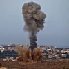 Khói bốc lên sau các cuộc không kích của quân đội Israel vào Dải Gaza. (Ảnh: IRNA/TTXVN)