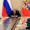 Tổng thống Nga Vladimir Putin (giữa) chủ trì một cuộc họp Hội đồng An ninh Nga tại Moskva. (Nguồn: AFP/TTXVN)