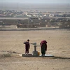  Người dân lấy nước sinh hoạt trong cảnh khô hạn ở Mazar-i-Sharif, Afghanistan ngày 19/7. (Ảnh: AFP/TTXVN) 