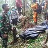  Lực lượng cứu hộ làm nhiệm vụ tại hiện trường vụ tai nạn máy bay ở Oksibil, Indonesia ngày 12/8. (Ảnh: AFP/TTXVN)