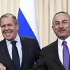 Ngoại trưởng Nga Sergei Lavrov và Ngoại trưởng Thổ Nhĩ Kỳ Mevlut Cavusoglu. (Ảnh: AFP/TTXVN)