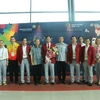 Đại diện Đại sứ quán Việt Nam tại Indonesia tặng hoa đoàn tại sân bay. (Ảnh: Đỗ Quyên/Vietnam+)