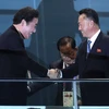 Thủ tướng Hàn Quốc Lee Nak-yon (trái) bắt tay với Phó Thủ tướng Triều Tiên Ri Ryong-nam trong lễ khai mạc Thế vận hội châu Á lần thứ 18 tại Sân vận động Bung Karno, Jakarta, Indonesia ngày 18/8. (Nguồn: AP/Yonhap)