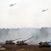 Máy bay trực thăng và xe quân sự Nga trong một cuộc tập trận. (Nguồn: AFP) 