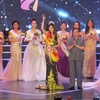 Lãnh đạo Tỉnh ủy Ninh Bình trao danh hiệu "Người đẹp Hoa Lư 2018" cho thí sinh Phạm Thị Mỹ Huyền. (Ảnh: Hải Yến/TTXVN)