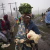 Một người dân địa phương mua rau và gia cầm tại một ngôi chợ gần Qunu, ở tỉnh Eastern Cape. (Nguồn: Reuters)