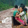 Người dân sơ tán khỏi khu vực nguy hiểm sau sự cố vỡ đập thủy điện tại Attapeu, Lào ngày 27/7. (Ảnh: THX/TTXVN)