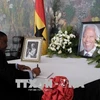 Đại sứ Nambia tại Ghana Charles Josob ghi sổ tang tại lễ tưởng niệm cố Tổng thư ký LHQ Kofi Annan ở New York, Mỹ ngày 22/8. (Ảnh: THX/TTXVN) 